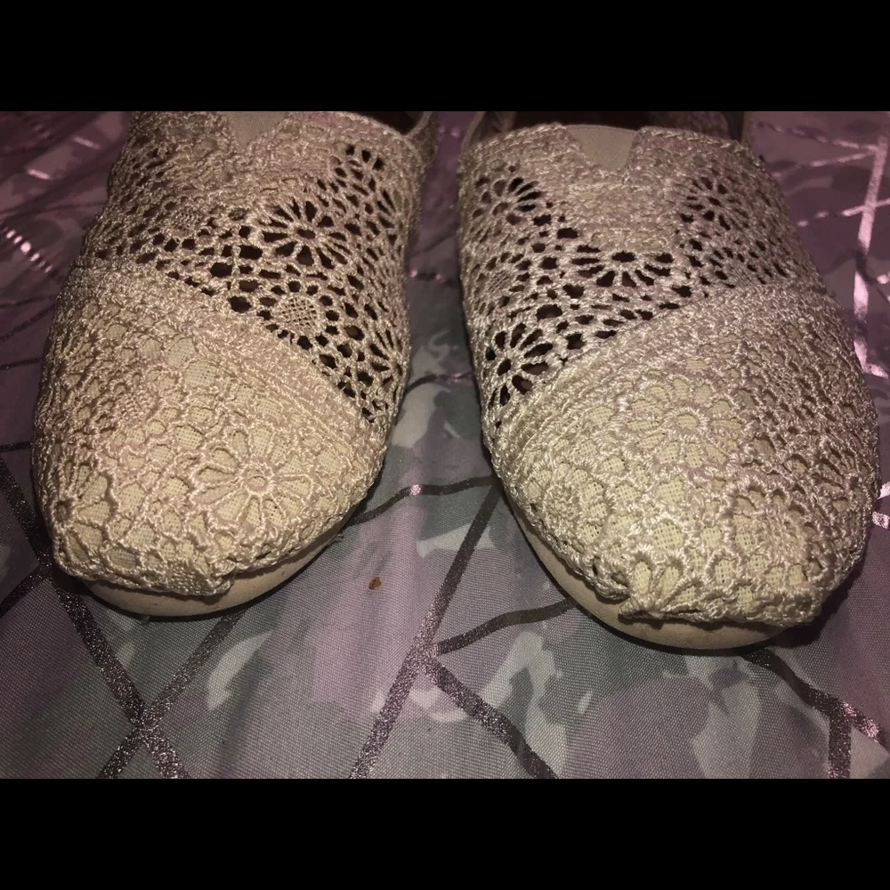 Toms ivory crocheted flats sz 6.5 - Picture 2 of 6